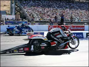 Trybuny, Harley Davidson V-Rod Muscle Drag, Wyścig