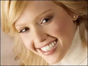 uśmiechnięta, Jessica Alba