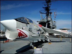 Vought F-8 Crusader, Lotniskowiec, USS Midway