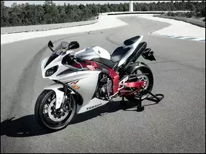 Nowa, Yamaha YZF R1