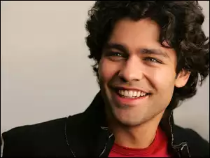 Uśmiechnięty, Adrian Grenier