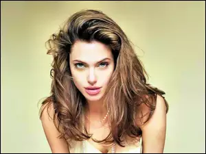 Angelina Jolie, Koraliki