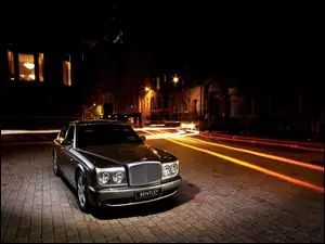 Nocą, Bentley Arnage, Deptak