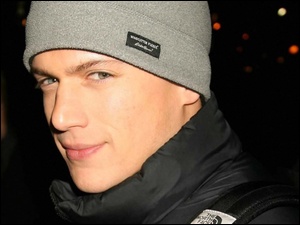 Wentworth Miller, szara czapka