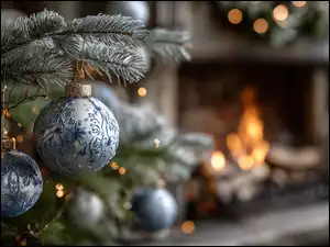 Niebieskie bombki na choince na tle kominka