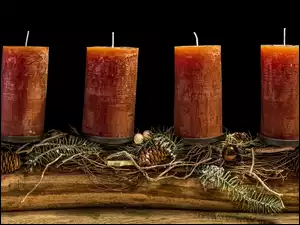 Na konarze drzewadekoracja z świeczkami na Boże Narodzenie