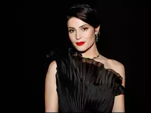 Aktorka Gemma Arterton czarnej sukni