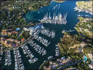 Widok z lotu ptaka na port jachtowy Porto Cervo na Sycylii