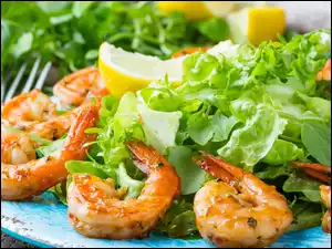Zielona sałatka z krewetkami i cytryną