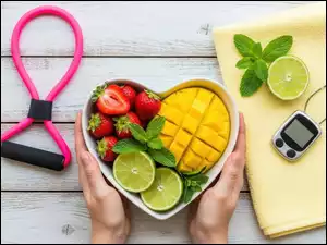 Limonki, Owoce, Mango, Truskawki