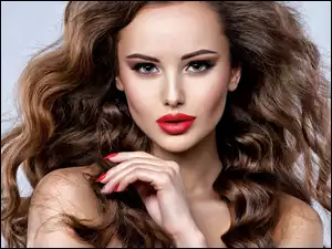 Dziewczyna z długimi kręconymi włosami