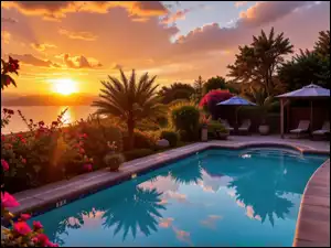 Leżaki, Palmy, Zachód słońca, Basen, Chmury, Morze, Parasole