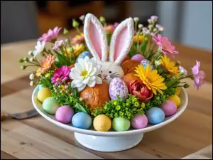 Chleb z zajączkiem i kolorowymi kwiatami oraz pisankami w misce na stole