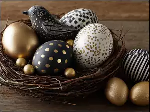 Ptaszek oraz złote i nakrapiane pisanki w gniazdku i obok na deskach