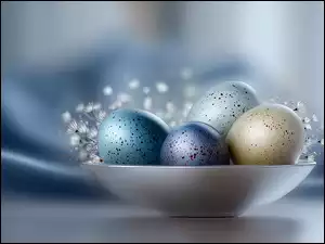 Miska z nakrapianymi pisankami i białymi drobnymi kwiatkami w AI