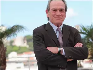 Uśmiechnięty Tommy Lee Jones