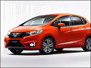 Czerwona Honda Jazz z 2015 roku