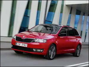 Czerwona Skoda Rapid