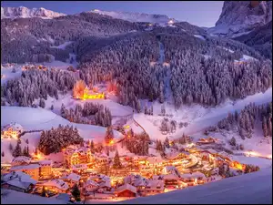 Domy, Dolomity, Miasteczko, Zima, Drzewa, Włochy, Santa Cristina Gherdeina, Dolina, Val Gardena, Góry, Lasy, Światła