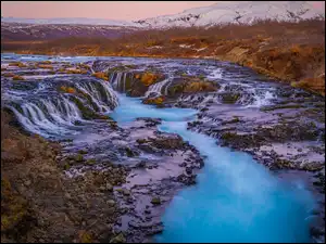 Wodospad Bruarfoss na rzece Bruara na tle gór w Islandii