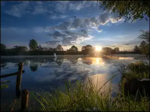 Rzeka Dubna, Wschód słońca, Trawa, Rosja, Drzewa, Chmury