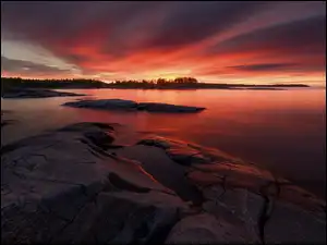Rosja, Jezioro Ładoga, Drzewa, Zachód słońca, Skały, Chmury