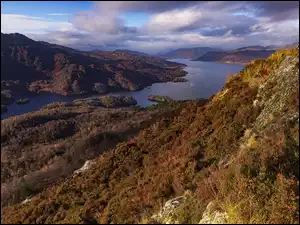 Jezioro, Loch Katrine, Szkocja, Góry, Park Narodowy Loch Lomond and the Trossachs, Jesień, Roślinność
