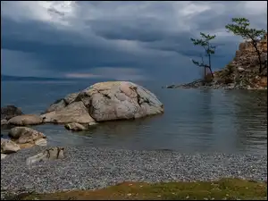Drzewa, Rosja, Skały, Jezioro Bajkał, Chmury