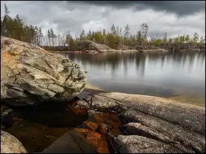 Skały i ciemne chmury nad rzeką