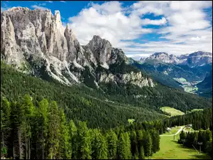 Domy, Prowincja Trydent, Lasy, Dolina, Val di Fassa, Góry, Alpy, Włochy, Dolomity
