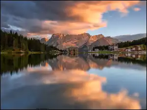 Włochy, Chmury, Cortina dAmpezzo, Domy, Dolomity, Góry, Misurina Lake, Jezioro, Grand Hotel Misurina, Region Cadore