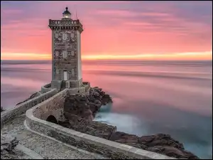 Francja, Wschód słońca, Gmina Conquet, Skały, Kermorvan lighthouse, Latarnia morska, Murek, Droga, Morze, Bretania