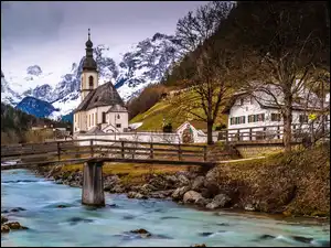 Niemcy, Rzeka Ramsauer Ache, Most, Drzewa, Ramsau bei Berchtesgaden, Park Narodowy Berchtesgaden, Alpy, Góry, Kościół św Sebastiana, Bawaria