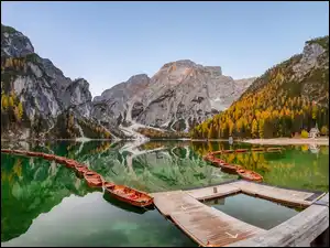 Odbicie, Łódki, Drzewa, Dolomity, Jezioro, Włochy, Lago di Braies, Pragser Wildsee, Góry, Jesień