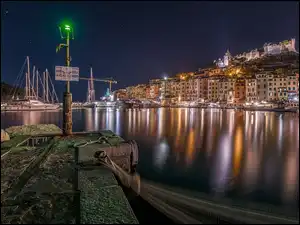 Światła, Portovenere, Noc, Włochy, Gwiazdy, Miasteczko, Morze Liguryjskie, Domy, Wybrzeże, Skały, Żaglówki, Liguria