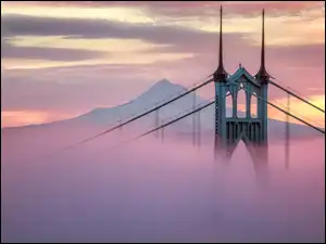 Most St Johns Bridge w mgle w USA