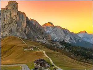 Droga, Góry, Passo di Giau, Domy, Dolomity, Prowincja Belluno, Włochy, Przełęcz