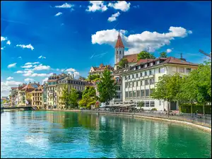 Budynki nad rzeką Aare w mieście Thun