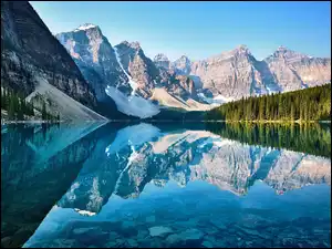 Góry Skaliste i las nad jeziorem Moraine w Parku Narodowym Banff