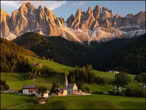 Wieś, Góry, Drzewa, Dolomity, Dolina, Domy, Santa Maddalena, Włochy, Lasy, Val di Funes, Kościół