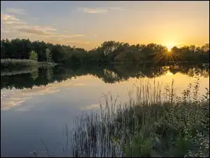 Zachód słońca, Góry, Jezioro, Drzewa