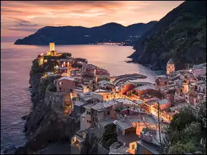 Wzgórza, Góry, Domy, Skały, Prowincja La Spezia, Włochy, Morze Liguryjskie, Vernazza, Zatoka, Zachód słońca