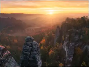Wschód słońca, Niemcy, Skały, Promienie słońca, Park Narodowy Saskiej Szwajcarii, Drzewa, Jesień, Góry Połabskie