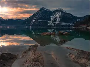 Jezioro, Góry, Wschód słońca, Odbicie, Drzewa, Chmury