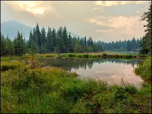 Wiosna nad jeziorem na Alasce