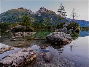 Kamienie w górskim jeziorze Hintersee w bawarii
