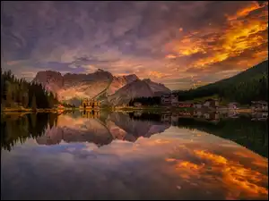 Jezioro Misurina, Las, Odbicie, Domy, Góry, Chmury, Grand Hotel Misurina, Włochy, Drzewa, Dolomity, Zachód słońca