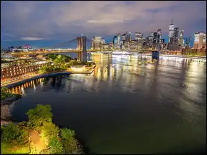 Most Brookliński nad rzeką East w okręgu Manhattan