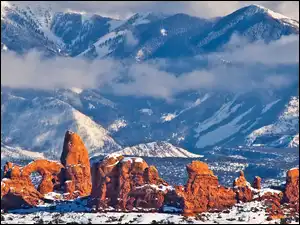 Stany Zjednoczone, Pasmo Górskie, Utah, Skały, Zalesione, Zima, Góry, Ośnieżone, Brązowe, Park Narodowy Arches