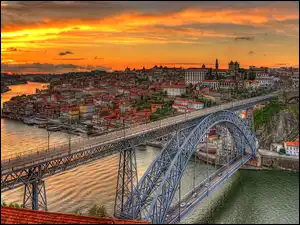 Most Ponte Luís I nad rzeką Duero w Porto o zachodzie słońca